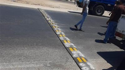 استجابة لشكاوى المواطنين.. تركيب مطبات صناعية للحد من الحوادث بمداخل قرى المنيا