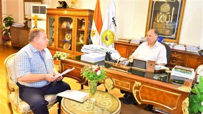 محافظ أسيوط يواصل لقاءته الدورية لبحث ومناقشة آخر مستجدات ملف الاستثمار والمناطق الصناعية