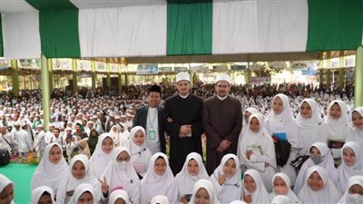 آلاف الإندونيسيين يحتشدون لاستقبال علماء الأزهر والاحتفاء بهم