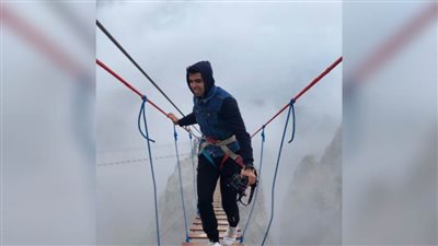 رحالة مصري يوثق بعدسته أخطر مهنة بالعالم لاستخراج 