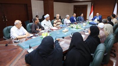 محافظ سوهاج يعقد اجتماعًا لمناقشة الموقف التنفيذي لمحور 