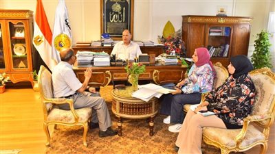 محافظ أسيوط يناقش أعمال تجهيز 35 مجمعا زراعيا بقرى المبادرة الرئاسية 