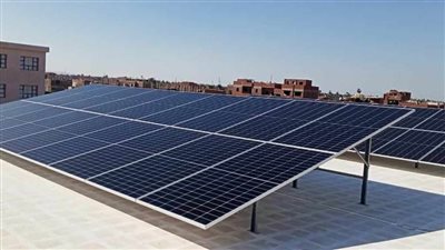 تركيب ألواح طاقة شمسية لإنتاج الكهرباء أعلى مباني مشروعات المبادرة الرئاسية 