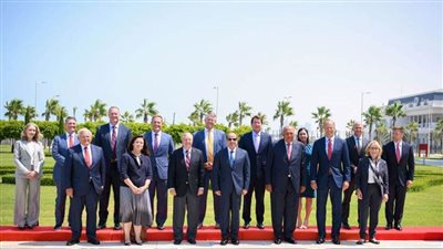 صورة تذكارية تجمع الرئيس السيسي ووفد رفيع المستوى من الحزبين الديمقراطي والجمهوري بالكونجرس الأمريكي