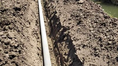 لتنفيذ خط طرد للصرف الصحي غلق الطريق المؤدي لقرية منهري الكرم لمدة شهر بالمنيا