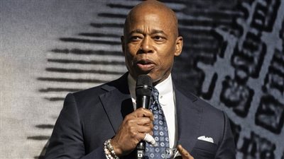 عمدة نيويورك يقرر السماح برفع الأذان بالمدينة لأول مرة 