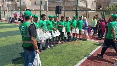 توزيع مواد غذائية وتركيب أجهزة تعويضية بكفر الشيخ