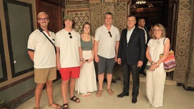 عيسى يلتقي مجموعة من السائحين خلال افتتاح عدد من المواقع الأثرية