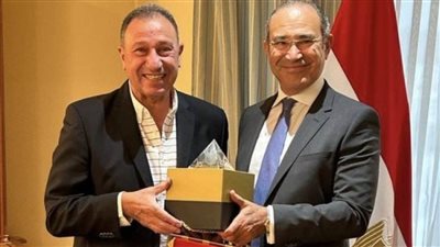 محمود الخطيب يهدي سفير مصر بألمانيا درع وعلم النادي الأهلي