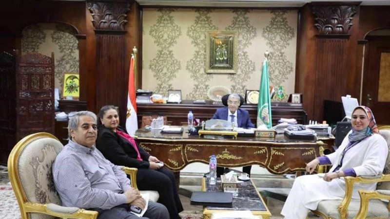 محافظ المنيا مع أعضاء