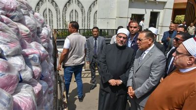 وزير الأوقاف ومحافظ الشرقية يشهدان توزيع 2 طن صكوك أضاحي