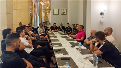 قبل ساعات من انطلاق بطولة أمم إفريقيا للطائرة.. قمر وعابد يجتمعان مع اللاعبين