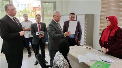 فرحات يتابع إنهاء إجراءات قيد طلاب الشهادات المعادلة والأجنبية بجامعة المنيا الأهلية