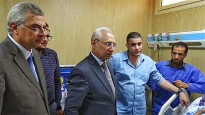 رئيس جامعة المنيا يزور مستشفى الطوارئ للاطمئنان على طالبة تعرضت لحادث