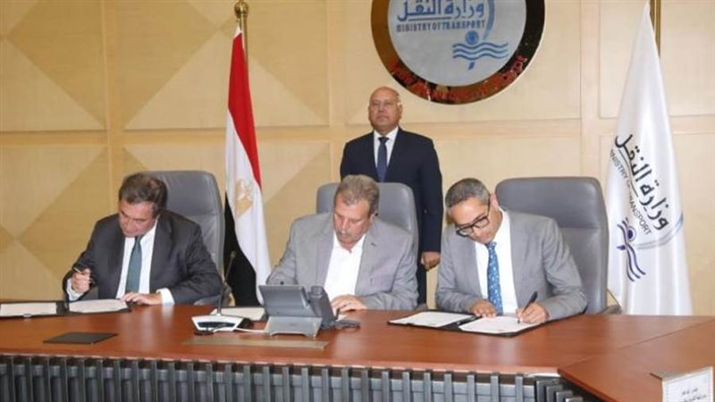 وزير النقل يشهد توقيع