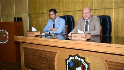 رئيس جامعة سوهاج يعقد لقاء تحفيزيا للطلاب المشاركين في أسبوع شباب الجامعات بحلوان