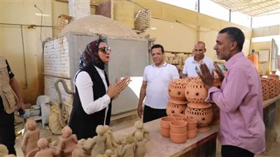نائب محافظ الوادي الجديد تتفقد سير العمل بمصنع الخزف والفخار  