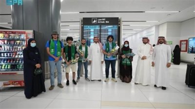 4 طلاب سعوديين يصلون الرياض متوجين بثلاث جوائز عالمية