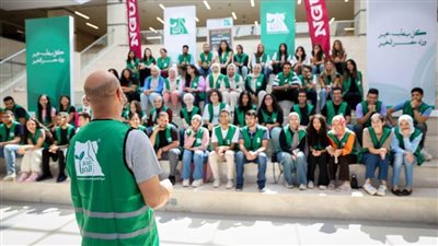 شباب الجامعات يشاركون مؤسسة مصر الخير في تعبئة الشنط المدرسية قبل توزيعها على الطلاب