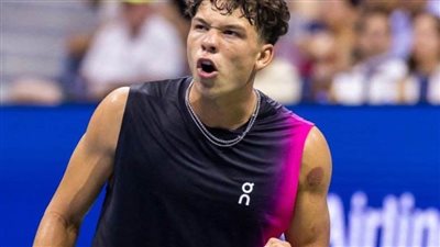 الأمريكي بين شيلتون يتأهل لأول نصف نهائي جراند سلام في مسيرته