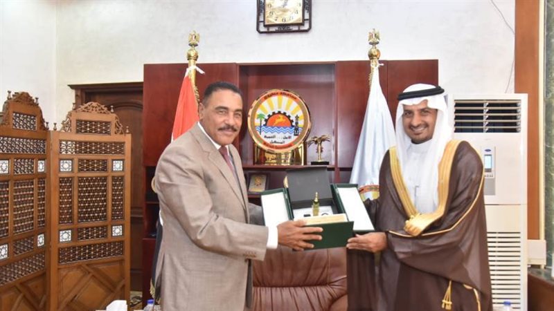 محافظ مطروح يستقبل