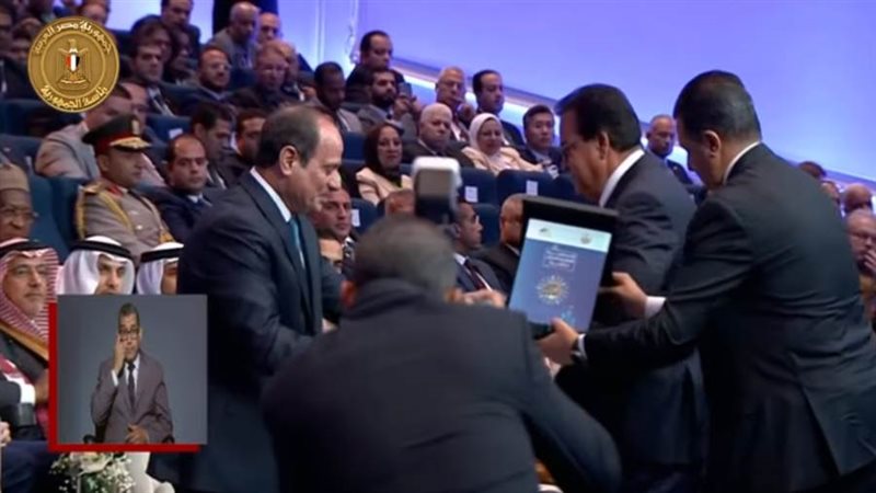 وزير الصحة يهدي الرئيس