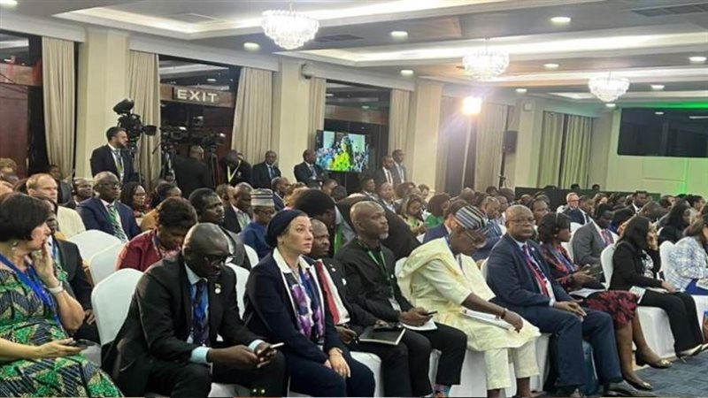 وزيرة البيئة تعرض