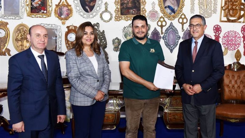 خلال تسليم عقود الورش