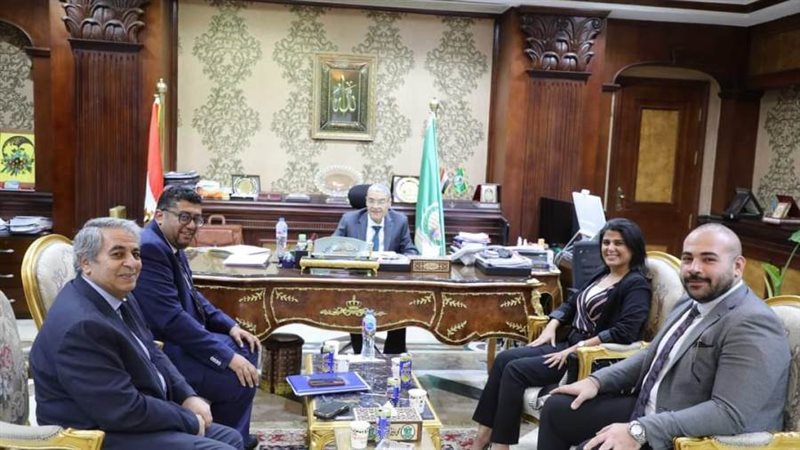 محافظ المنيا خلال