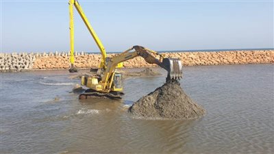 استمرار أعمال تكريك وتطهير مرسى الصيادين 