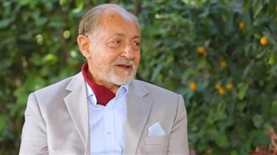 الفنان عبدالعزيز مخيون في صالون أوبرا دمنهور