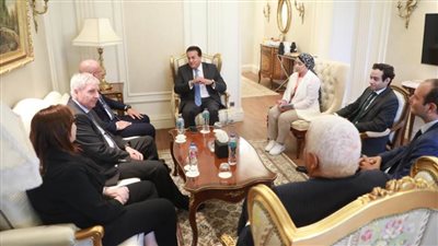 وزير الصحة يلتقي مسؤولي 