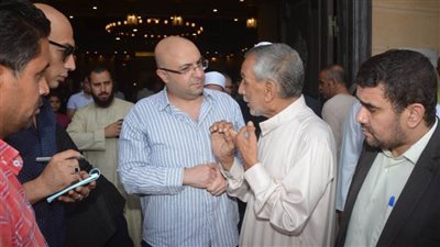 محافظ بني سويف يلتقي عددًا من المواطنين ويستمع لمطالبهم عقب صلاة الجمعة