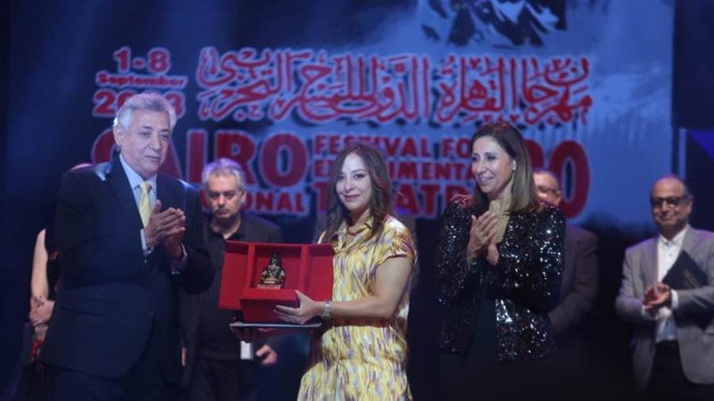 وزيرة الثقافة تسلم