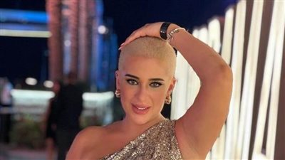 أسما شريف منير تحذف صورتها بـ