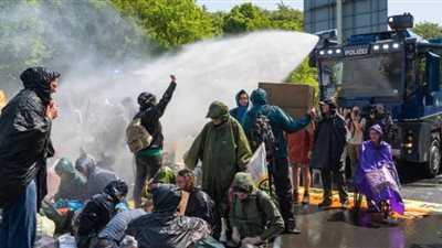 الشرطة الهولندية تستخدم خراطيم المياه لتفريق نشطاء المناخ في لاهاي