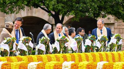  الرئيس السيسي يزور ضريح غاندي على هامش قمة مجموعة العشرين بالهند