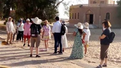 وفد سياحي متعدد الجنسيات يزور المعالم الأثرية بالمنيا