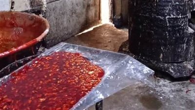 إعدام 30 طن أغذية فاسدة بحملة تفتيشية على مصانع الحلوى بالقليوبية 