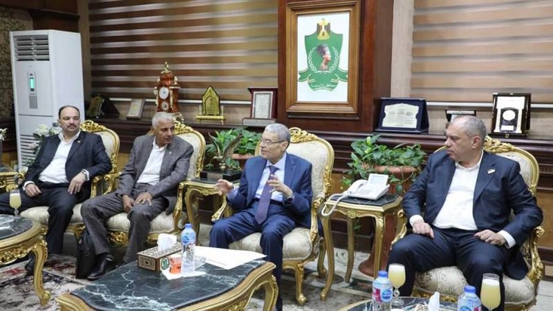 محافظ المنيا خلال