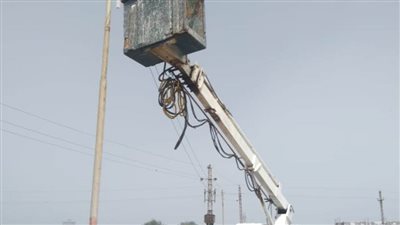 حملات لصيانة أعمدة وكشافات الإنارة بمراكز المنيا