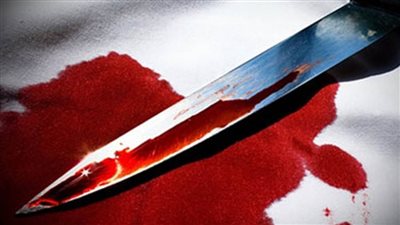 ممسكاً بسكين ملطخة بالدماء والأهالي يمسكون به.. شاب يقتل شقيقته ببورسعيد