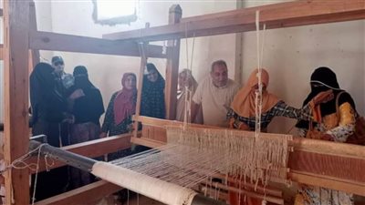 مهنتك مستقبلك.. دورات تدريبية في أعمال السجاد بقرى الفرافرة بالوادى الجديد