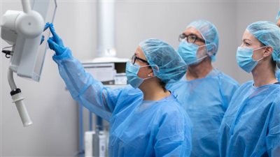 تقرير صادم.. واحدة من بين كل 3 جراحات في بريطانيا تعرضت للتحرش في السنوات الـ5 الماضية