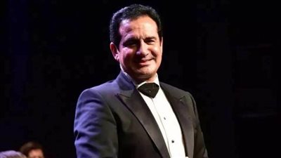 محمد ثروت يبكي بعد ظهور مفاجئ من نجله في حفل السعودية