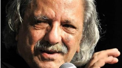 ليلى علوي تسلم اليوناني كوستاس فيراس درع مهرجان الإسكندرية السينمائي