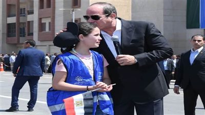 صورة اليوم.. الرئيس الإنسان يقبل رأس طفلة في بني سويف ويواسيها
