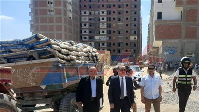  محافظ كفر الشيخ يضبط سيارة نقل محملة بالأسمنت بمجيرة عشوائية