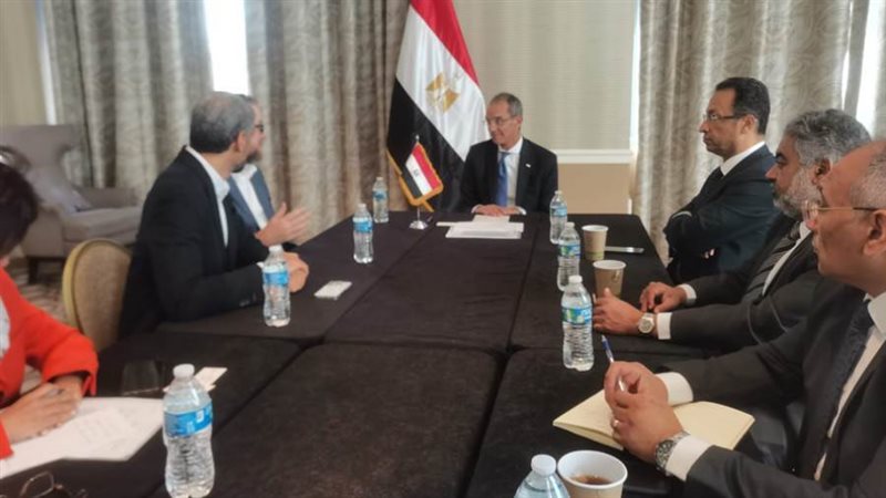 وزير الاتصالات يبحث