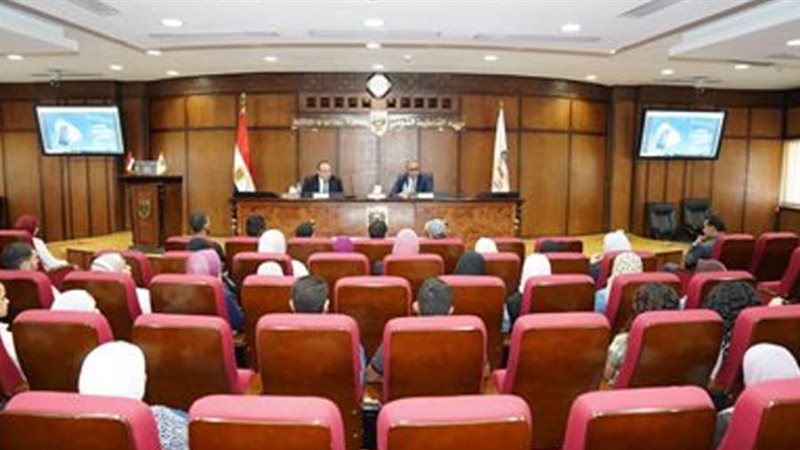 جلسة حوارية بمعهد